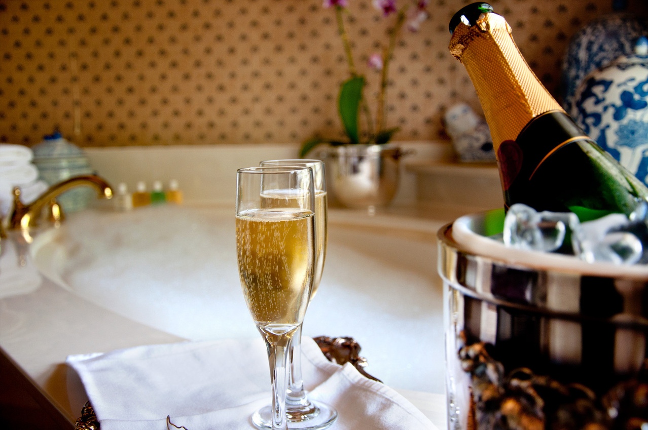 bubbly-and-bubbly-1204015-1278x848